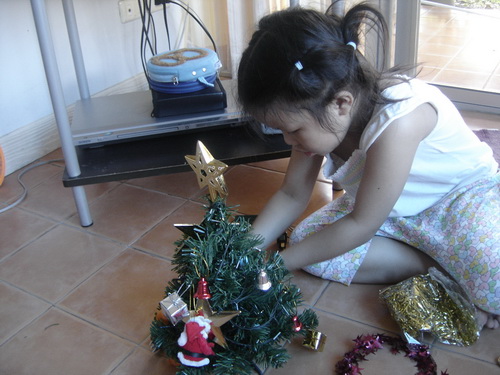 น้องเทียนตกแต่งต้นคริสมาส น้องเทียนตกแต่งต้นคริสมาส